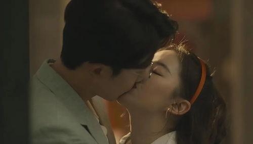 在线观看吻戏床,揭秘在线观看吻戏床戏的幕后故事  第3张